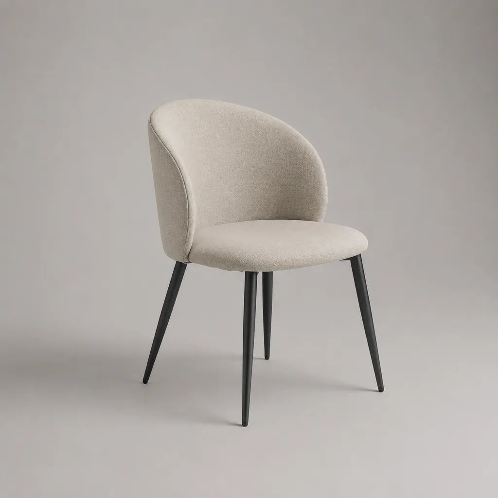 Sedia da pranzo imbottita in tessuto bouclé beige con schienale curvo e gambe in acciaio nero, 56 × 58 × 80 cm