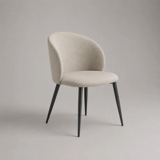 Sedia da pranzo imbottita in tessuto bouclé beige con schienale curvo e gambe in acciaio nero, 56 × 58 × 80 cm