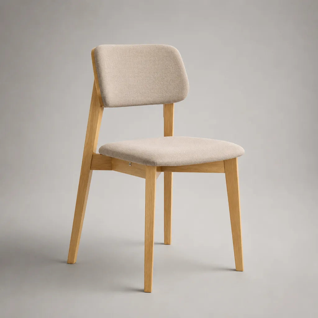 Sedia da pranzo imbottita beige con struttura in legno massello color rovere, 48 x 53 x 82 cm