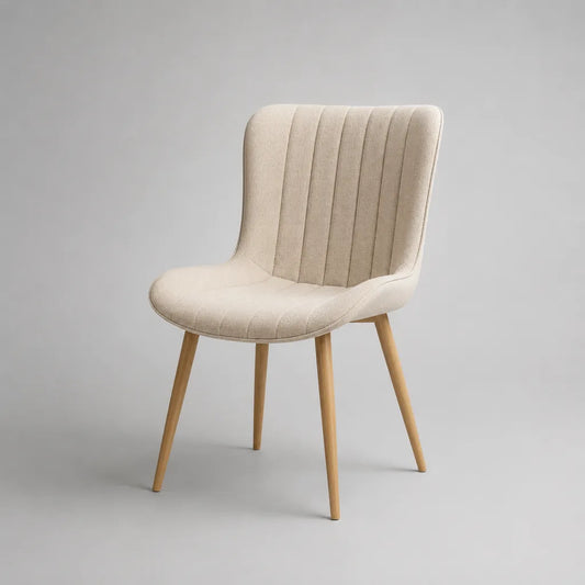 Sedia da pranzo imbottita in tessuto beige con gambe in legno naturale e schienale arrotondato, 51 x 58 x 84 cm