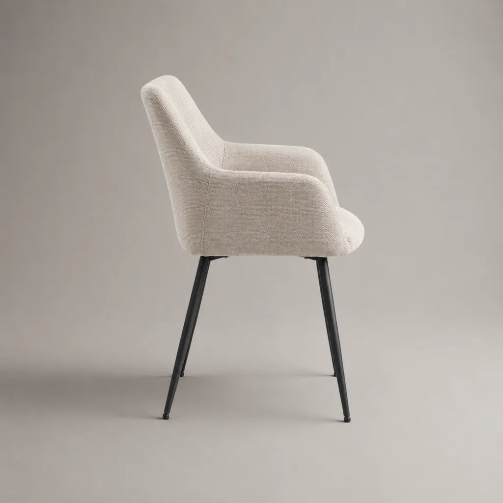 Sedia da pranzo imbottita con braccioli, tessuto beige e gambe in acciaio nero, 58 × 60 × 84 cm