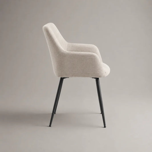 Sedia da pranzo imbottita con braccioli, tessuto beige e gambe in acciaio nero, 58 × 60 × 84 cm