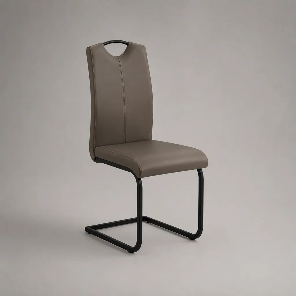 Sedia da pranzo imbottita in pelle sintetica tortora con struttura a slitta in acciaio nero, 44 × 57 × 100 cm